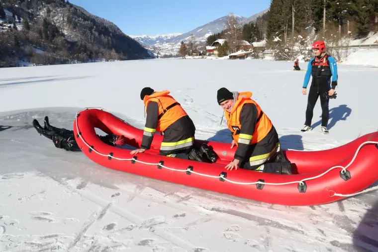 Übung mit der Wasserrettung 12
