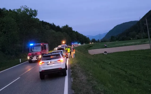 Person eingeklemmt, Fahrzeug überschlagen