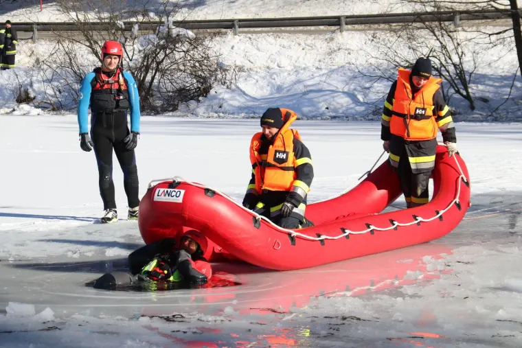 Übung mit der Wasserrettung 11