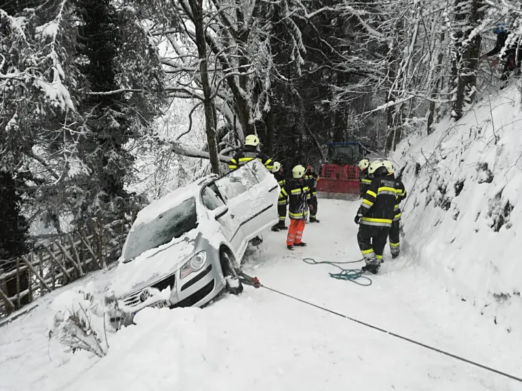 Baum auf Fahrbahn in Arriach 3