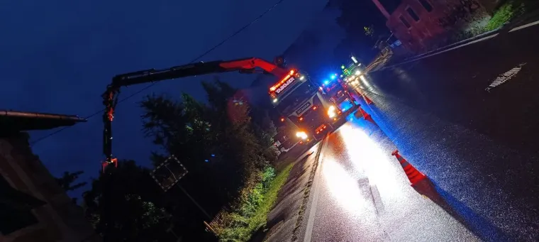 Baum auf Fahrbahn 5