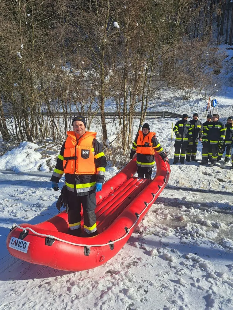 Übung mit der Wasserrettung 10
