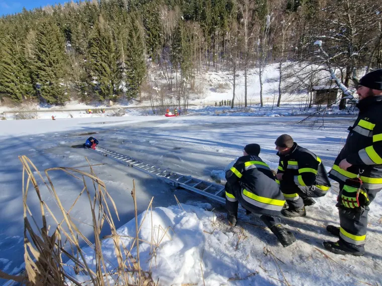 Übung mit der Wasserrettung 20