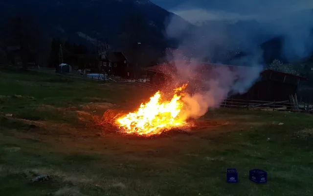 Feuerschein im Freien