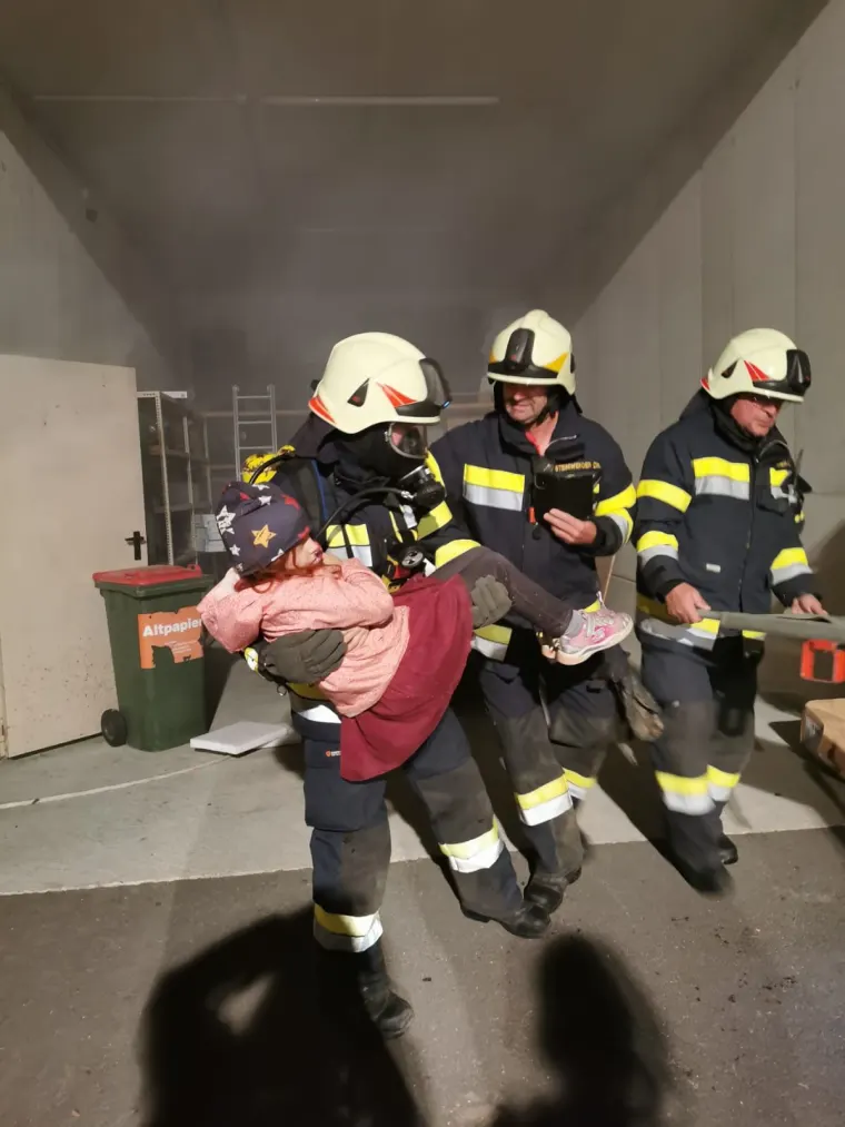 Nachtübung: Gebäudebrand 32