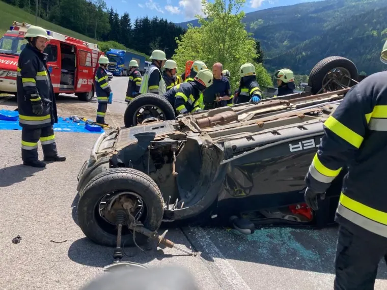 Verkehrsunfall mit eingeklemmter Person 10