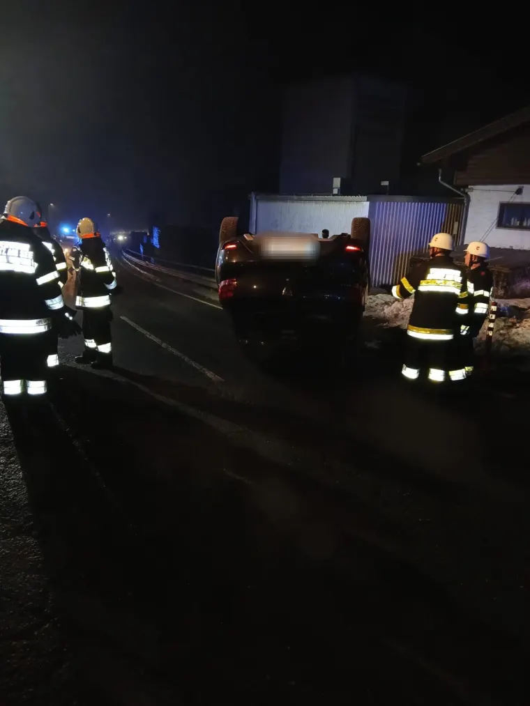 Person eingeklemmt nach PKW-Überschlag 3