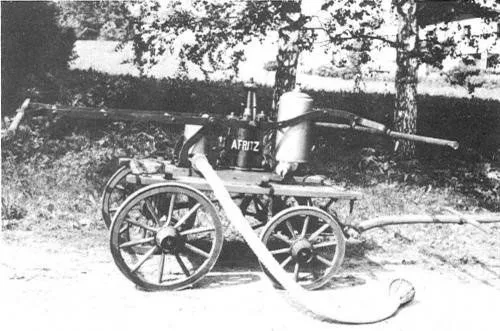 2. Handkraftspritze aus dem Jahre 1889. Angeschafft unter dem Hauptmann Johann Huber