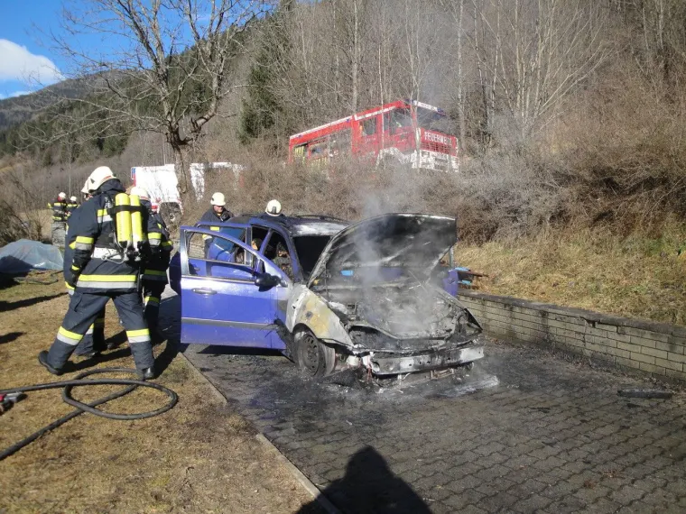 Fahrzeugbrand in Feld am See 1