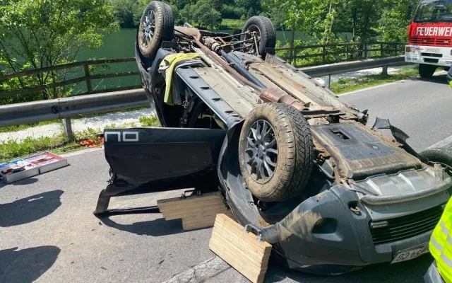 Verkehrsunfall mit eingeklemmter Person