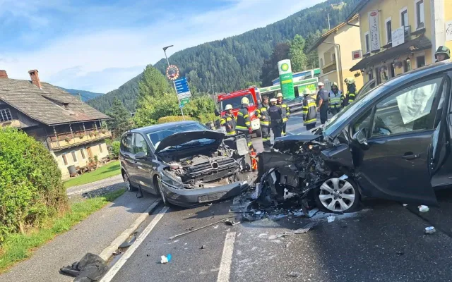 VU mehrere Personen eingeklemmt