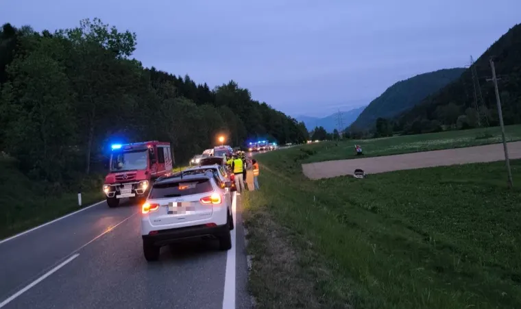 Person eingeklemmt, Fahrzeug überschlagen 1