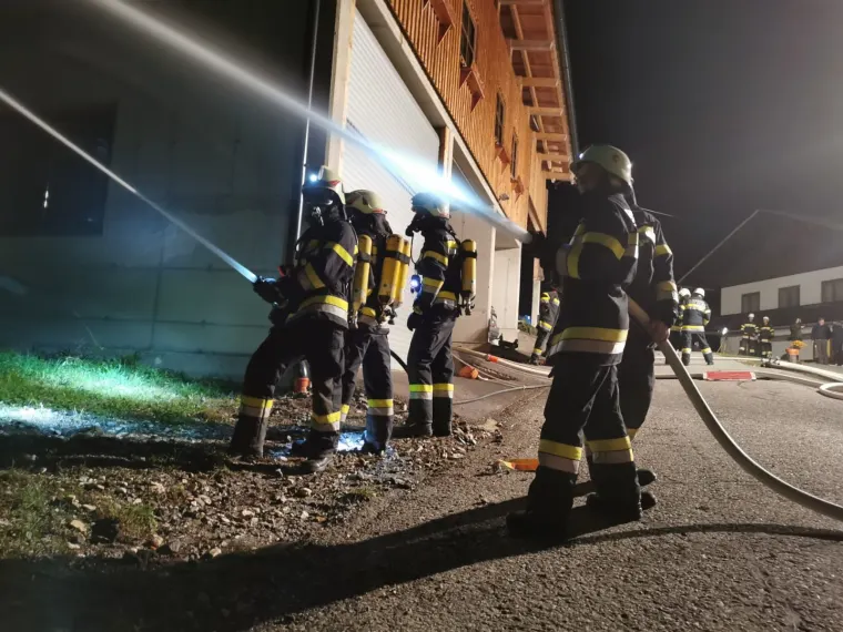 Nachtübung: Gebäudebrand 34